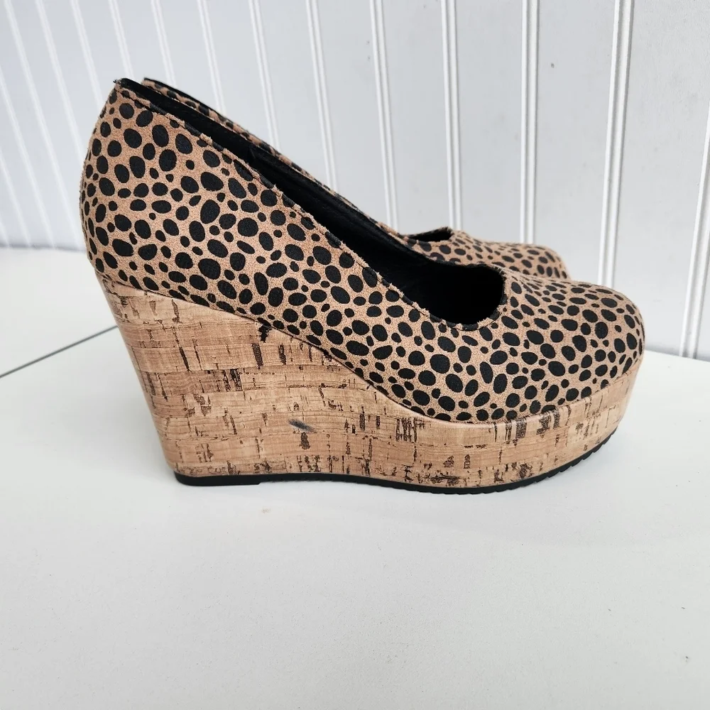Women Pumps Platform 2in on front 4in on back of shoe High Heels size 9.5